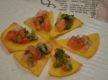 step11: 將烤好的玉米片放在盤上，吃的時候在玉米片上放些莎莎醬配著吃。