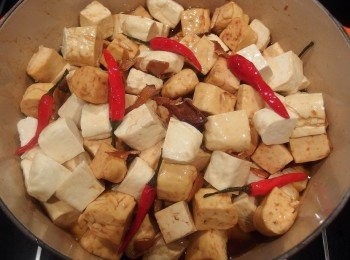step6: 加入切塊的豆干及五香粉和花椒粉,用鍋鏟小心翻炒。