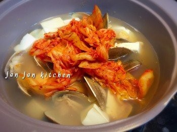 step4: 加入泡菜煮3分鐘，最後加入蔥段即成。泡菜不宜煮太久，會無晒味！