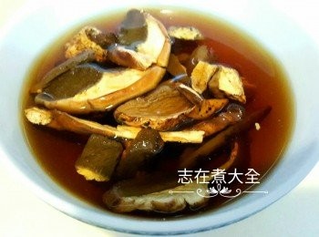 step1: 牛肝菌浸過夜，或用暖水浸30分鐘備用，浸牛肝菌的水隔去底部沉澱物後留用