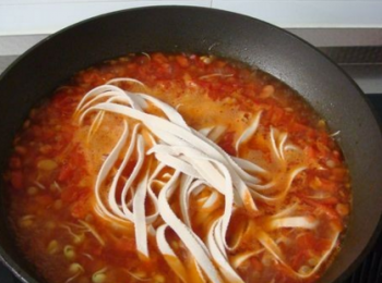 step11: 再次煮開後放入麵條