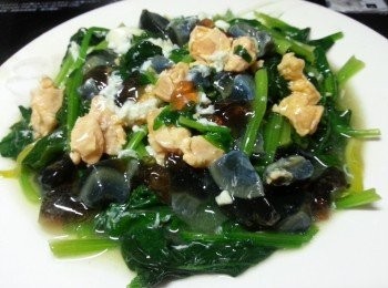 step7: 上碟時將咸蛋黃及皮蛋夾於面上會更美觀