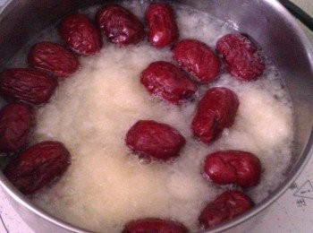 step6: 再將白木耳泥放入滾煮約5分鐘即可