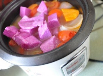 step5: 大約燉煮30分中再將紫山藥放入鍋中續燉約10~5分鐘，最後加入鹽巴調味即可