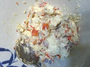 step2: 紫洋蔥切粒，用少許油炒一炒。蟹柳用手撕開切段備用。
忌廉芝士切粒加入蟹柳丶洋蔥拌勻！
然後加大粒10滴Tabasco!