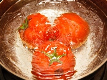 step2: 將蕃茄丟入滾水中煮約40~50秒。(看到果皮和果肉略為分離。)