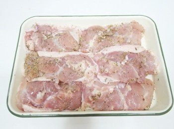 step1: 將去骨雞腿肉以鹽, 黑胡椒及義大利香料等醃製20分鐘。(我有將雞腿肉各切成3等份)