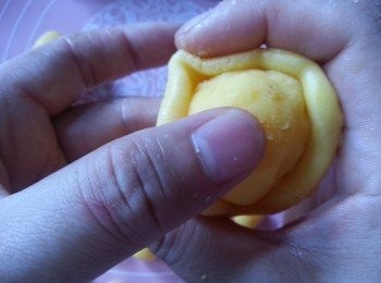 step12: 將皮壓平搓圓包入奶黃餡