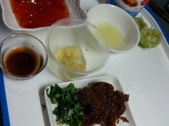 step4: 準備好<span class="group_3">酸辣汁料:</span>蒜頭切碎,莞茜切碎,指天椒切碎,青檸揸汁,將所有材料拌勻備用