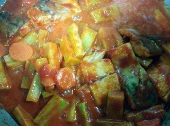 step6: 倒入已混合的汁料，煮至汁料收乾即可。