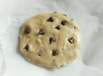 step3: 將麵團分成兩份，放在鋪有烘焙紙的碟上，做成圓形。（要用烘焙紙，否則會黏著的）