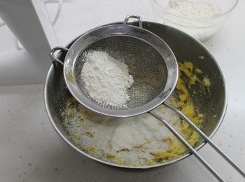 step3: 分數次拌入已過篩的低筋麵粉成麵糰。