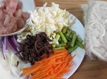 step1: 準備材料 : 白洋蔥 切絲 ) ; 紫洋蔥( 切絲 ) ; 紅蘿蔔( 切絲 ) ; 高麗菜 ( 切絲 ) ; 蘆筍( 切段 ) ; 黑木耳 ( 洗淨泡開切絲 ) ; 豆芽菜 ( 洗淨去頭尾 )
 <span class="group_3">醬汁</span>先拌勻