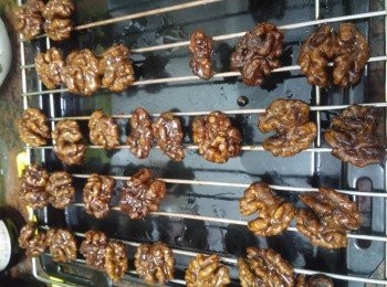 step4: 炸到轉中啡色便可以令出來隔油。
如太淺色就是未炸透。做出來會不爽脆。建議用焗爐架如下圖分開地待涼，要隔開少少位置。