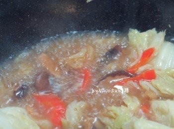 step5: 不用再加水.白菜會出水.湯汁很清甜
