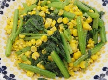 step4: 淡淡的奶油香氣讓菠菜吃起來一點也不會有苦味呢^^b 加了玉米看起來鮮艷又好吃...不愛菠菜的我也好愛這道呢!!!