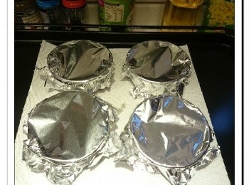 step6: 過篩。倒入布丁模, 以錫紙封頂。