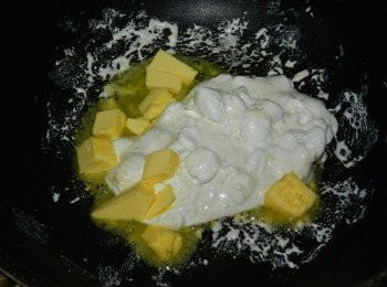step2: 快融化時加入奶油一起加熱(如果想要硬一點的口感，奶油可減少，反之則增加)