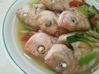 step4: 若魚熟了，最後放入青蔥和辣椒再悶鍋蓋約3秒後，即可起鍋盛盤上桌享用紅燒盤仔魚【澎湖野生水產】。