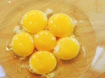 step2: 製作<span class="group_2">蛋黃麵糊</span>：用打蛋器將蛋黃及砂糖打勻，徐徐加入植物油攪拌均勻