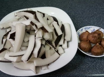 step4: 將椰子肉切小片,黑蒜稍微洗下外皮