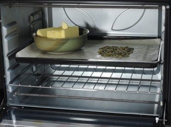 step1: 烤箱180度預熱，將奶油與南瓜子放入烤，南瓜子五分鐘，奶油融化即可