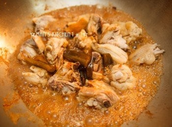 step4: 接著加入醬瓜、醬瓜汁和醬汁的材料，讓雞肉煮到入味，並等醬汁約略收乾後就完成了。