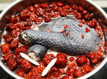 step1: 首先把雞肉洗淨，接著把所有材料放入鍋中(鹽除外)，並開中火煮滾。