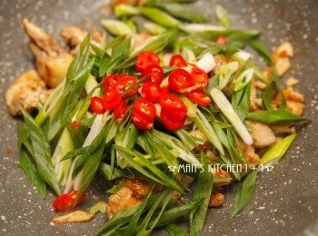 step4: 起鍋前加入辣椒與青蔥拌炒一下就完成了。