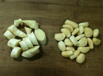step1: 薑洗淨、擦乾、陰乾後，切小段；蒜頭去皮備用。