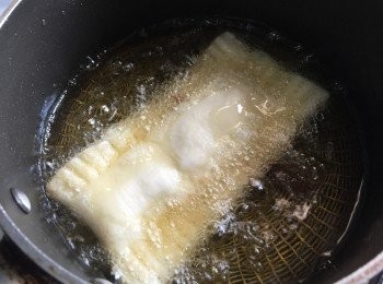 step2: 把蘋果餡料放在酥皮上，然後對接，用叉子按壓封口，放入冰箱冷藏15mins, 最後炸熟便可，配雪糕食一流。