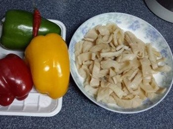 step1: 象拔蚌解凍後洗淨，開邊切花再隨意切條狀，鍋加入適量水、3片姜、1瓶蓋料酒煮滚，落象拔蚌出水30秒，撈起备用；