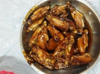 step4: <a href="https://bit.ly/3zHU5V3" target="_blank" data-keyword="雞翼" class="guide-link"><strong>雞翼</strong></a> <span style="display:inline-block;vertical-align:middle;margin-top:-3px;color:initial;border-radius:3px;padding:2px 3px;font-size:12px;line-height:14px;background:#87d300;color:#fff;">即買</span> 熟透就可上碟啦！