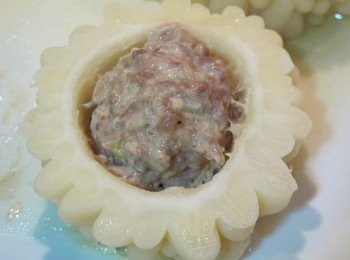 step4: 放在鍋中中火蒸25分鐘，苦瓜呈現透明狀、肉熟透即完成。