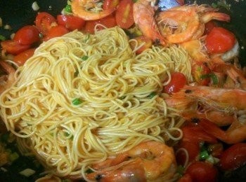 step6: 另一鍋水把細麵煮到7~8分熟就撈過來~拌一拌~(記得轉小火湯汁才不會收的太快~) 把葱綠末也放下去一起拌勻~再試一下味道調再調一下~ ( 個人比較喜愛偏軟的麵條~也可以用義大利麵來做~事先燙好先拌一下橄欖油再放來拌也 OK的)