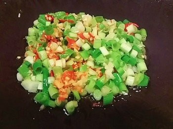 step3: 鍋內放少許的油 用中小火炒香 辣椒末 蒜末 蔥末