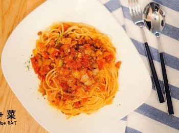 step4: 倒入意大利麵拌勻,
鹽, 黑椒調味