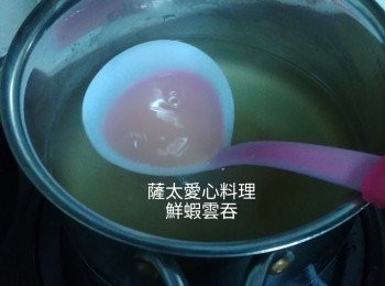 step4: 另一隻煲滾起適量的水,加入鰹魚粉調味成湯底。倒入雲吞中,灑上芜茜蔥花即可享用。