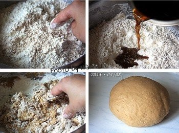 step2: 先拌勻麵粉和酵母粉，再倒入黑糖水
用手抓拌均勻，捏合搓揉成一個光滑麵團。
蓋上保鮮膜靜置 2~3個小時即成為《中種麵團》