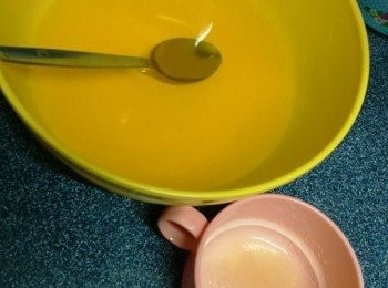 step12: 啫喱面：
將滾水倒入芒果啫喱粉，拌至無粉粒

凍開水開勻鱼胶粉，再倒入啫喱水中攪勻，攤凍