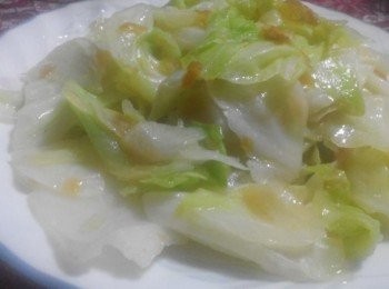 step2: 倒入橄欖油，放入高麗菜，先小炒一下，讓高麗菜稍微軟一點，再放入紅油蔥快炒，加點少許的水、塩、香油，即可盛盤享用簡單的美味料理。