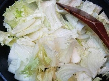 step2: 菜先用蒜片略炒