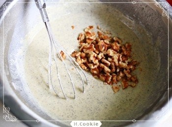 step4: 將2/3的核桃混入麵糊
