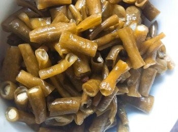 step1: 酸豆角略微浸水，洗淨，然後切碎。