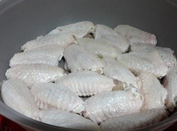 step6: 28cm玫瑰鍋（或不粘鍋）燒熱，將腌好的<a href="https://bit.ly/3zHU5V3" target="_blank" data-keyword="雞中翼" class="guide-link"><strong>雞中翼</strong></a> <span style="display:inline-block;vertical-align:middle;margin-top:-3px;color:initial;border-radius:3px;padding:2px 3px;font-size:12px;line-height:14px;background:#87d300;color:#fff;">即買</span> 放入鍋中(面向上)