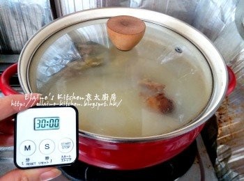 step8: 湯底煲1小時後熄火焗30分鐘
