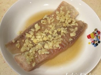 step1: 步驟一：
將鯛魚片擦乾 兩面抹上味霖，放進盤中接著撒上魚露、糖、水，
最後均勻撒上蒜頭，如果家中有辣椒也可以灑一些上去配色喔~
(樂怕辣家裡永遠沒有辣椒XD)