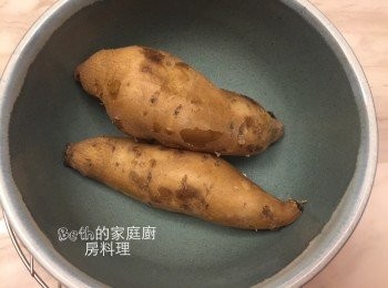 step1: 地瓜洗淨，電鍋外鍋一杯水蒸熟