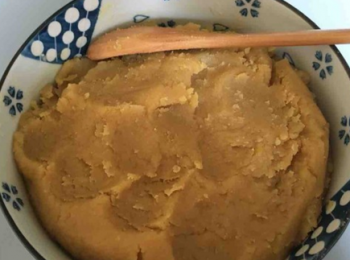 step4: 把蒸好的綠豆碾碎或用料理機打碎，然後放在鍋裡，中小火不停的翻炒，接著加入融化的黃油，拌均勻，收幹後倒入奶油和糖，一直炒炒到可以抱團不粘起鍋。