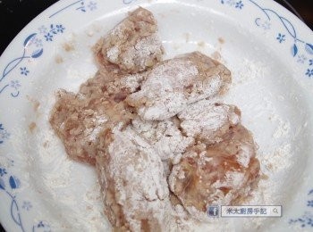 step2: 把<span class="group_2">醃料</span>隔去，下蒜茸和乾蔥茸和雞塊拌勻，再把每塊雞沾上薄薄的粟粉(太白粉)。